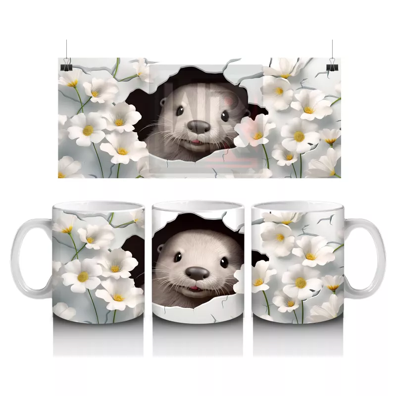 Beyaz Çiçekler Arasında Gülümseyen Sevimli Ayı – Baskılı Kahve Kupası