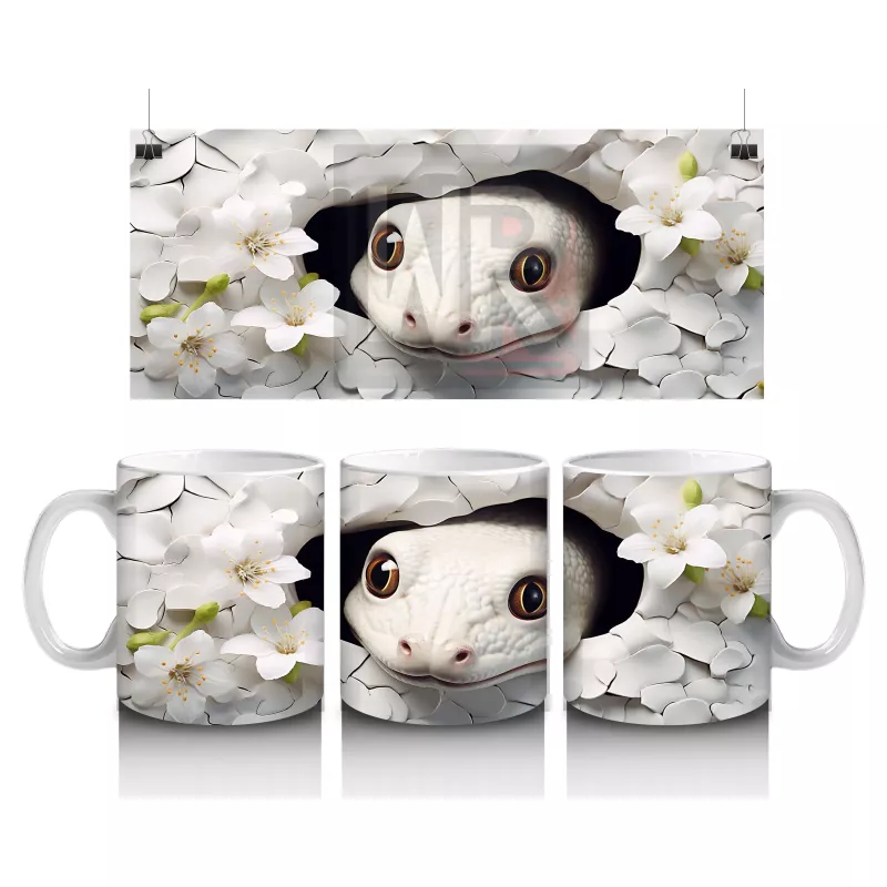 Beyaz Çiçekler Arasında Yumuşak Bakışlı Sürüngen Figürü - Baskılı kahve kupası