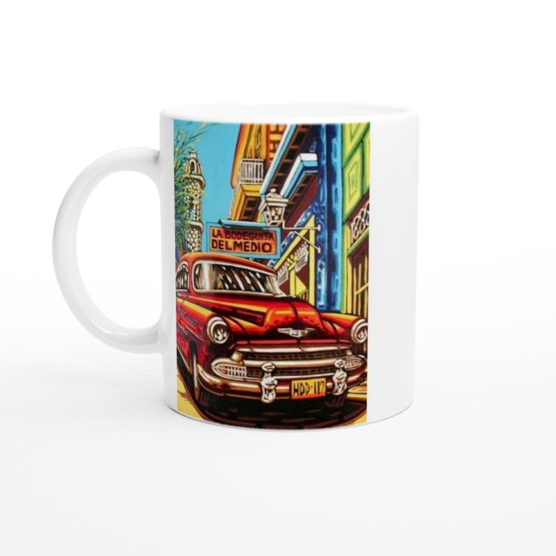 Küba Sokaklarında Kırmızı Klasik Araba Kupa